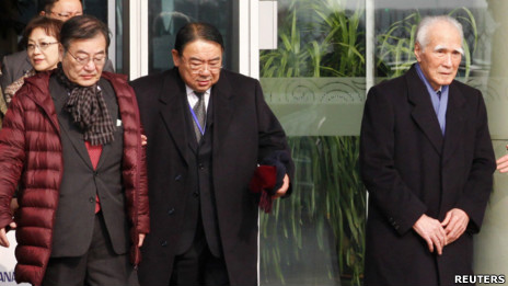 日本前首相村山富市（右）、前自民党干事长加藤弘一（左）在日本驻华大使木寺昌人（左二）陪同下步出北京首都机场（28/1/2013）