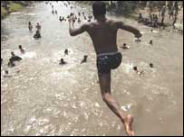 گرمی سے تنگ شہری لاہور کی نہر میں نہاتے ہوئے