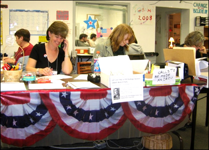 Tình nguyện viên đang gọi điện thoại