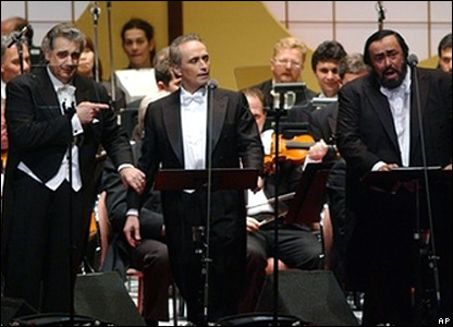 Luciano Pavarotti (bên phải) cùng Placido Domingo and Jose Carreras (đứng giữa).