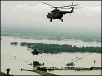 राहत पहुँचाने में लगा हेलिकॉप्टर