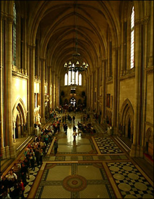 法院大厅的建筑采用了十三世纪歌德式风格,大厅长230尺、高82尺,十分雄伟。