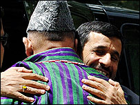 İran Cumhurbaşkanı Ahmedinecad, Afgan lider Karzai'ye sarılıyor