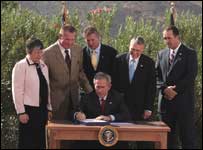 Bush assina a lei no Arizona