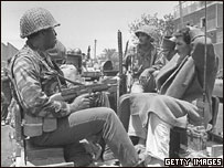 Soldados israelenses com prisioneiro (foto de junho de 1967)