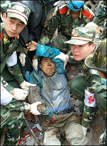 Một người đàn ông được lôi ra khỏi đống đổ nát sau 44 giờ bị vùi lấp tại thị trấn Hán Vương, thành phố Miên Dương (hình chụp 14/05/2008)