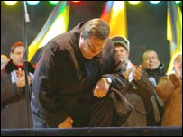 Віктор Янукович стає на коліно на мітингу у Донецьку