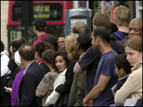 年轻人等候公车