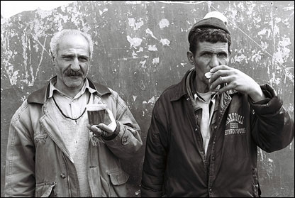 دو مرد در تجریش چای می نوشند