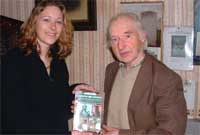 Rachel Wyn Jones yn cyflwyno'r gyfrol i Gerald Williams