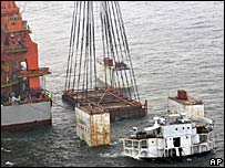 Navio é retirado do fundo do mar em caixa especial