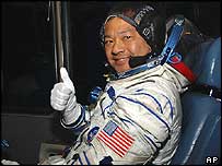 فضانورد آمريکايی ليروی چيائو سوار بر فضای روسی برای رفتن به ايستگاه فضايی آماده می شود