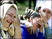 Parentes choram a morte de vítimas do massacre de Srebrenica