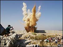 Hamas militanları duvarda delik açıyor