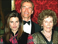 آرنولد شوارتزنگر در کنار همسر و مادرش