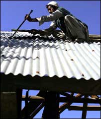 ایک کشمیری جستی چادروں سے مکان بنانے کی کوشش میں