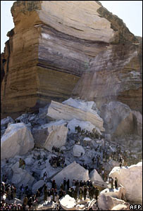 لوگ اپنے پیاروں کو ڈھونڈ رہے ہیں