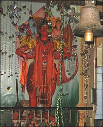 कराची पोर्ट ट्रस्ट के पास एक मंदिर