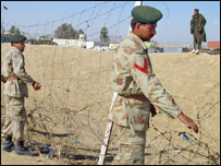 باڑ لگائی جا رہی ہے