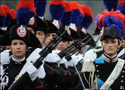 Quân đội và cảnh sát vũ trang Ý diễu hành tại Rome