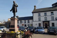 Sgwâr Tregaron, a thafarn y Talbot. 