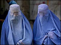 Burka giyen kadınlar