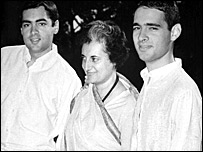 इंदिरा गाँधी अपने दोनों बेटों के साथ