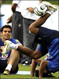 Kaka và Ronaldinho lúc tập ở Thụy Sĩ