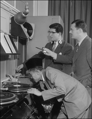 BBC Malayca bölümü başkanı Tayyibi Bin Ali,  BBC Türkçe'den Mehmet Ali Fehmi, BBC eğitmenlerinden John Cordeaux. 10/10/1955 © BBC 