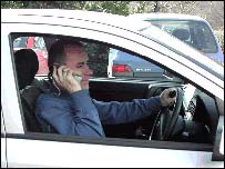 موټر چلوونکی په موبايل کې د خبرو پرمهال