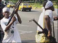 Milicianos em Monróvia