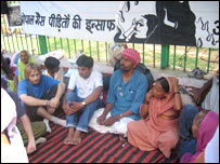 अनशन कर रहे पीड़ित