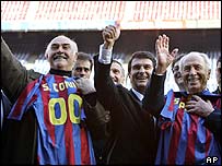 Sean Connery (esq.) e Shimon Peres, com a camisa do Barcelona