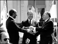 Os presidentes do Egito, Anuar Sadat (à esquerda), dos EUA, Jimmy Carter (centro), e o primeiro-ministro de Israel, Menachem Begin, na assinatura do acordo de paz entre Egito e Israel em 1979