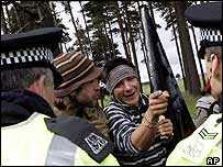 Người biểu tình và cảnh sát ở gần Auchterarder