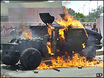 Com a força da explosão, em Bagdá, jipes Humvee pegaram fogo 