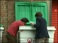 Freegans catam comida no lixo para piquenique