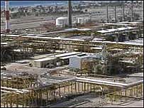 منابع رسمی می گويند مطمئن هستند که واشنگتن هنوز برای عدم امضای معامله توسعه ميدان آزادگان به فشار بر ژاپن ادامه خواهد داد