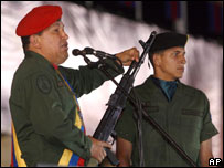 O presidente da Venezuela, Hugo Chávez, segura um rifle de fabricação russa em discurso em Caracas (foto AP/Assessoria de Imprensa do Palácio de Miraflores)