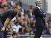 曼城主教练皮尔斯（左）一脸焦虑，右为布莱克本主教练休斯