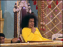 अपने आश्रम में साईबाबा