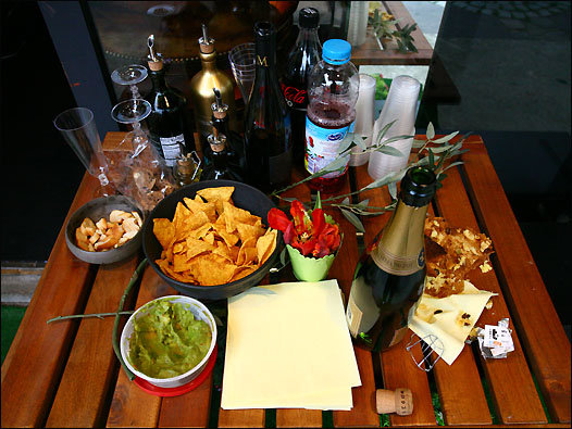 懂得享受的巴黎人在自己的店铺门口摆出美酒小吃，免费让大家分享。