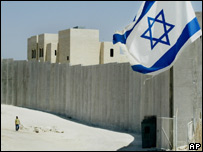 Bandeira de Israel em trecho da barreira da Cisjordânia