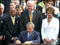 Bush assina prorrogação do Voting Rights Act