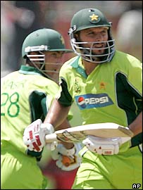 شاہد آفریدی نے ایک بار پھر جارحانہ اننگز کھیلی