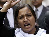 شرکت یک وکیل در تظاهرات علیه وضعیت فوق العاده