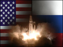 Rus ve Amerikan bayrakları önünde ateşlenen füze