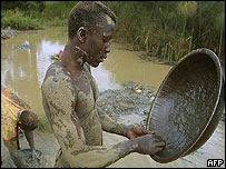 Altın arayan kongolu bir genç