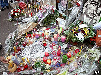 Arafat için hastane önünde bırakılan çiçekler