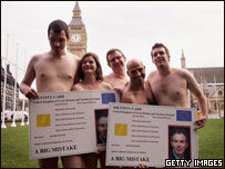 裸体抗议身份证